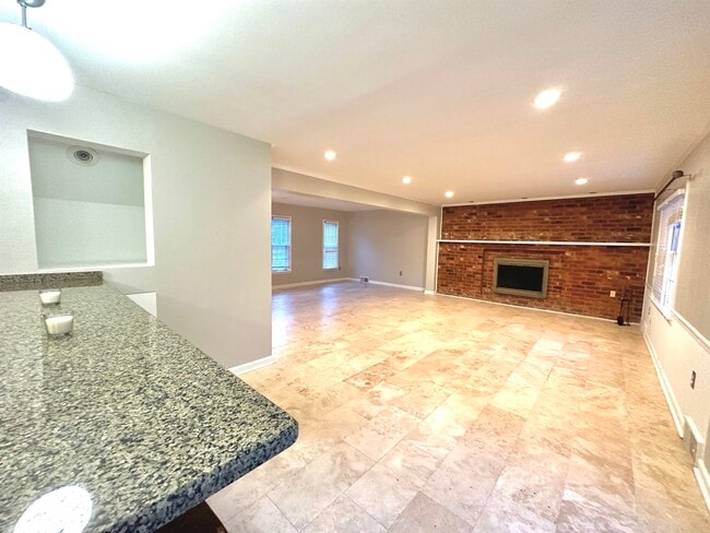 Building Photo - 2020 Allenby Rd
