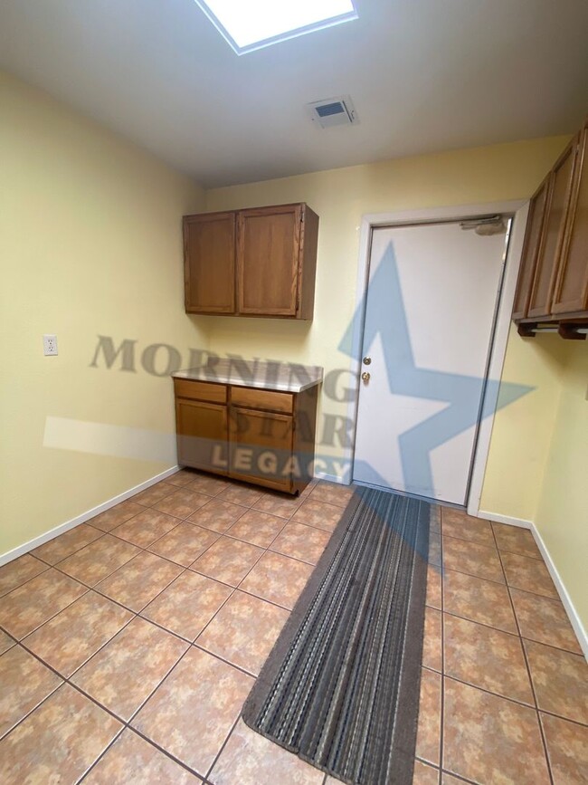 Building Photo - Spacious 2 Bed - Mountain Views!