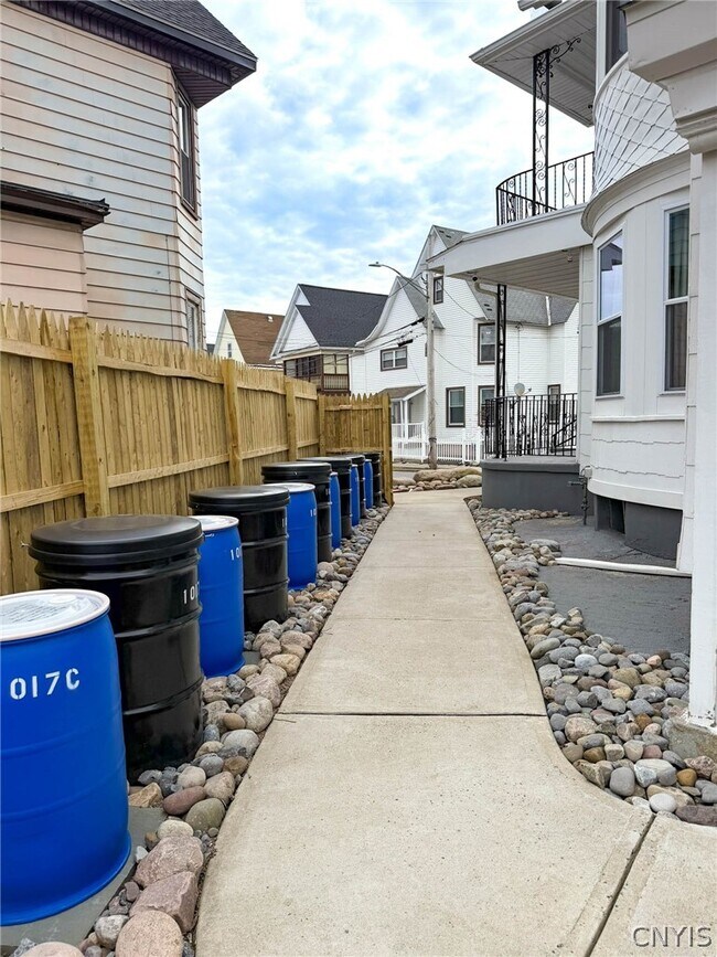 Building Photo - 1017 White Pl