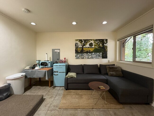 Building Photo - Charming Portland Retreat with Lush Garden, Forest Backdrop & Stylish Updates — Steps to OHSU