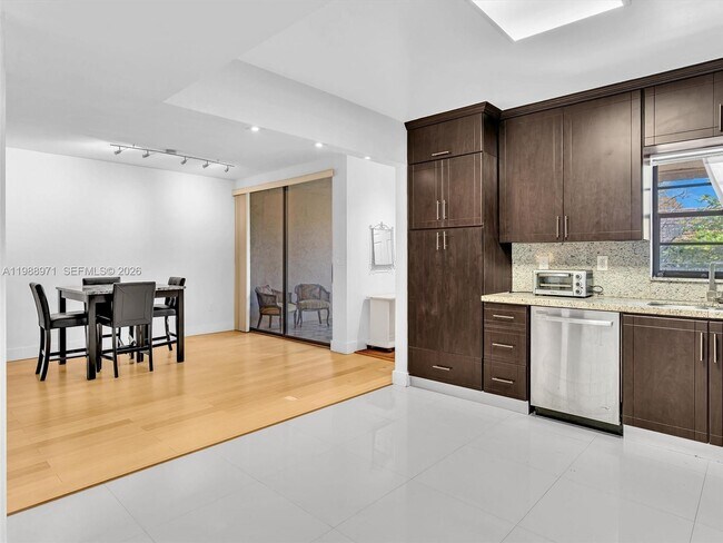 Building Photo - 770 NE 199th St