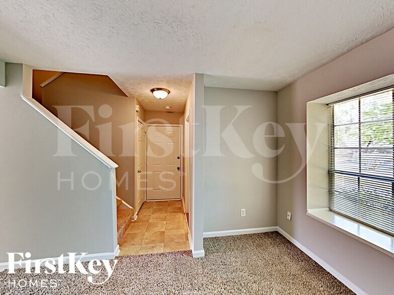 Building Photo - 2600 Stratford Ln