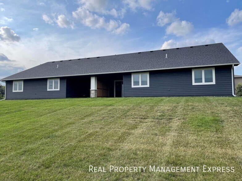 Building Photo - 3 Bed 2 Bath Townhome w/ Double Garage in Southeast SF