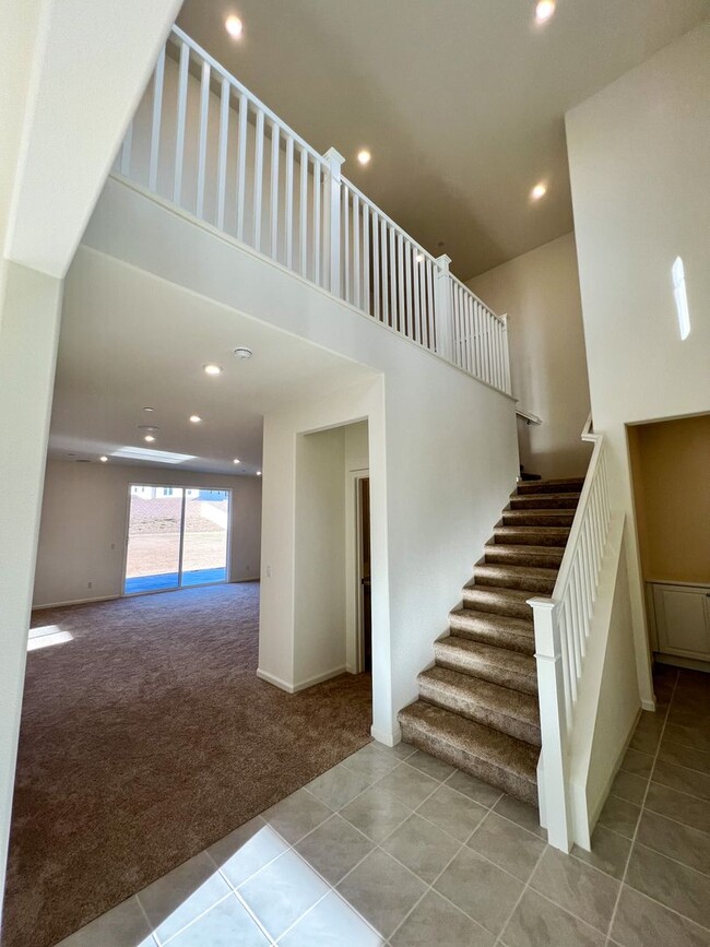 Building Photo - 5 Bedroom home with FULL MOTHER IN LAW SUI...