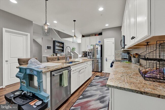 Building Photo - 7650 Lyndon Ct