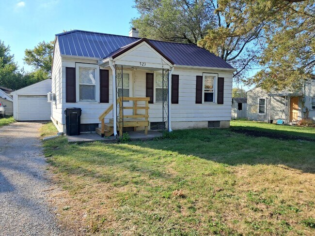 Primary Photo - 523 S Adella St