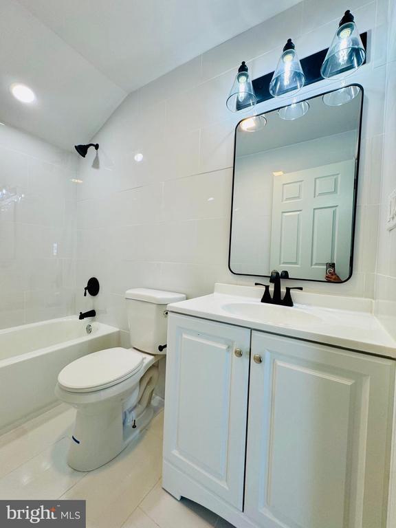 Building Photo - 552 Merchant St