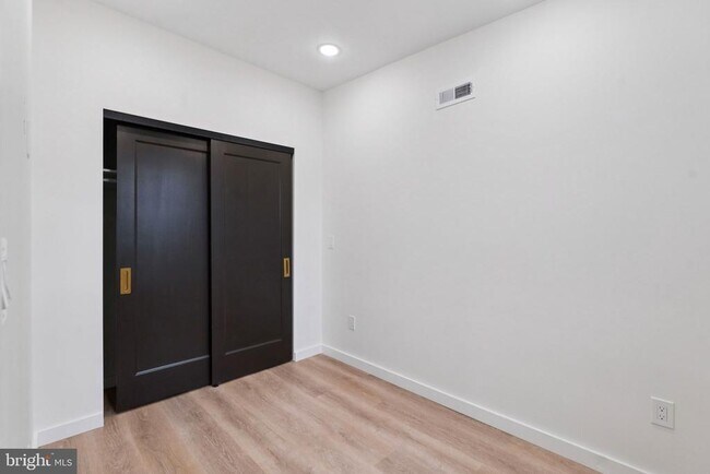 Building Photo - 1544 S Bambrey St