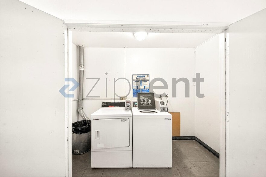 Building Photo - Unit 204