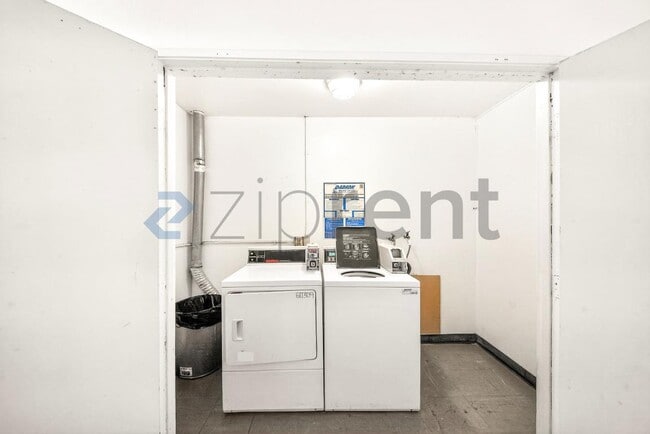 Building Photo - 843 S Ardmore Ave