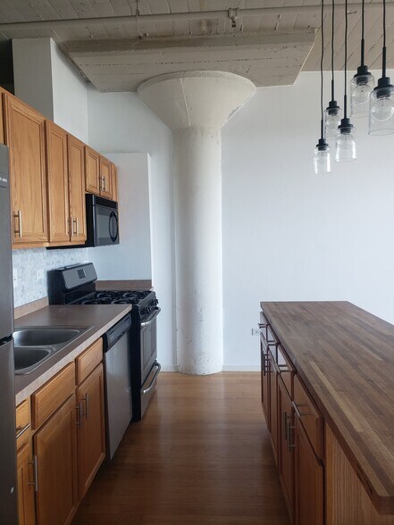 Building Photo - 1525 S Sangamon St