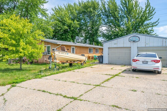 Building Photo - 1301 N Taylor St
