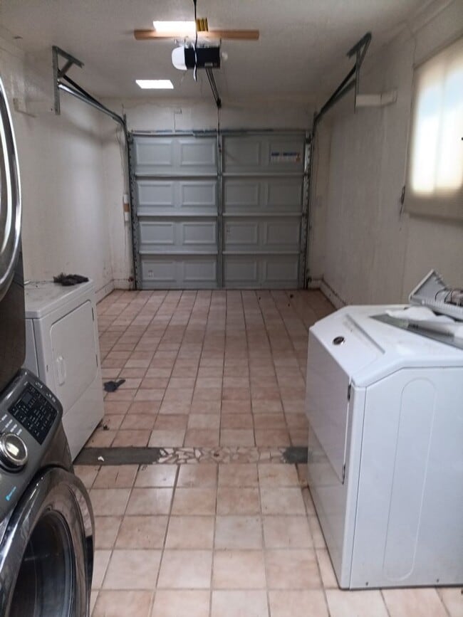 Building Photo - Charming 3-bedroom, 1-bathroom home! Showi...