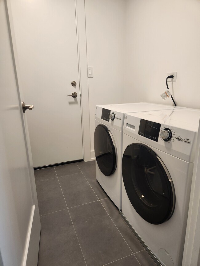 Building Photo - 915 S Ct of Shorewood