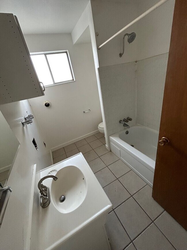 Building Photo - SINGLE FAMILY HOUSING -  2 bed/1 bath in Orem February Rent FREE