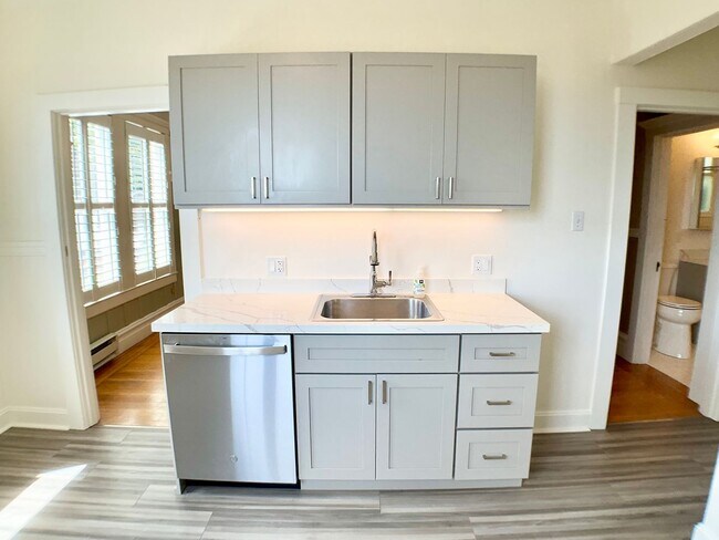 Building Photo - REMODELED and Spacious.  IN-UNIT LAUNDRY! ...