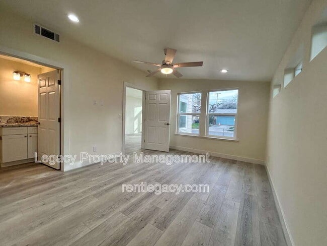 Building Photo - 10753 Oakton Way