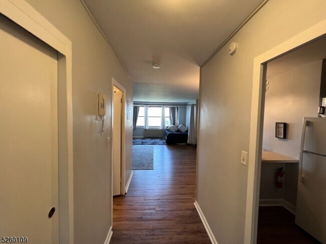 Building Photo - 285 Aycrigg Ave