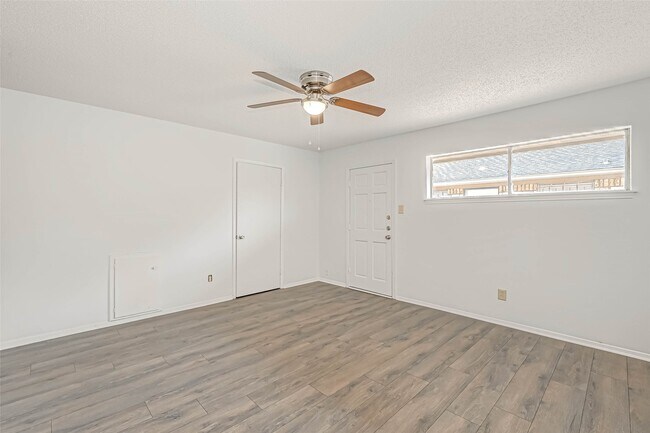 Building Photo - 1110 W Tri Oaks Ln