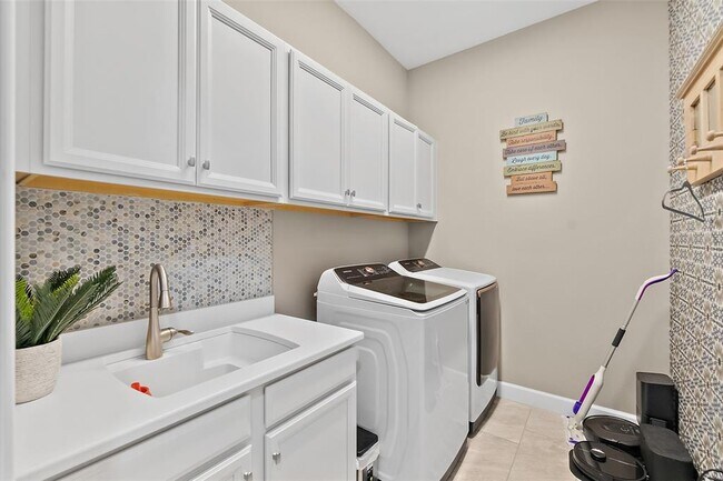 Building Photo - 54 N Riverwalk Dr