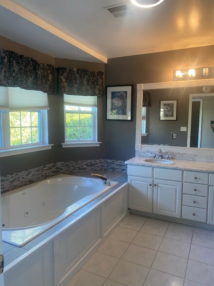 Building Photo - 5 Azalea Ct