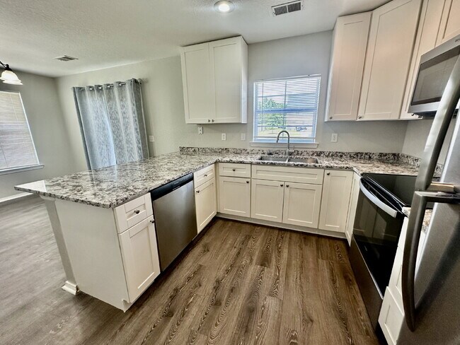 Building Photo - Three Bedroom, University Park Home!