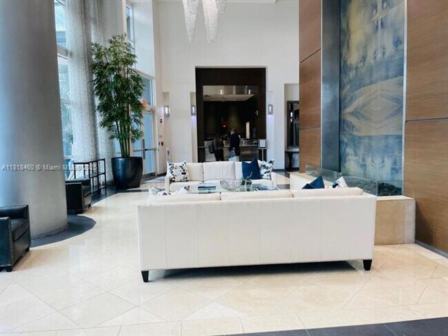 Building Photo - 1155 Brickell Bay Dr