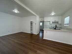 Building Photo - 751 E 76th Pl