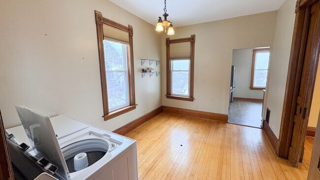 Building Photo - 1712 W 3rd St