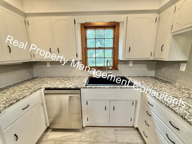 Building Photo - 4 bed | 2.5 bath Home In Shawnee Mission S...