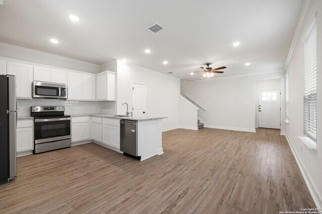 Building Photo - 2307 Lynwood Bnd