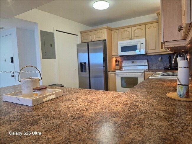 Building Photo - 3725 S Ocean Dr