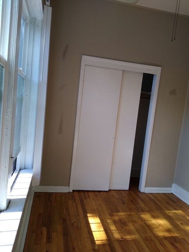 Building Photo - Charming Cap Hill 1 Bedroom w/ Claw Foot Tub