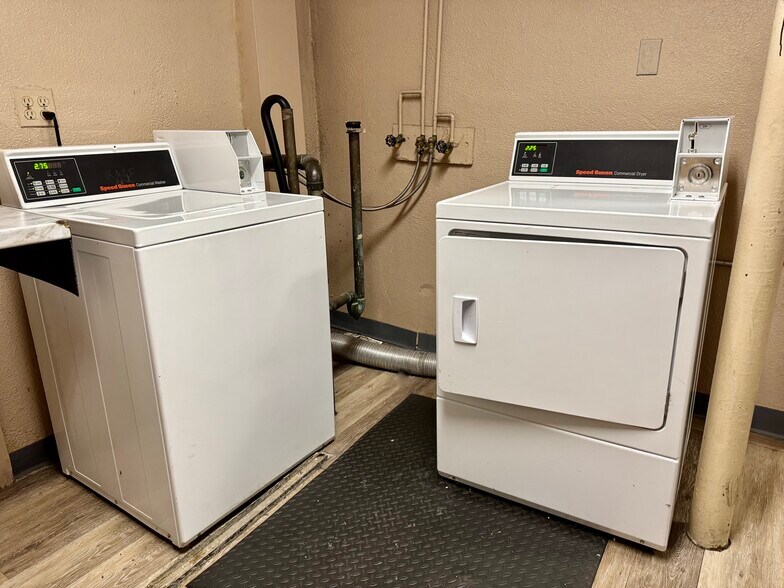 Building Photo - 837 River St