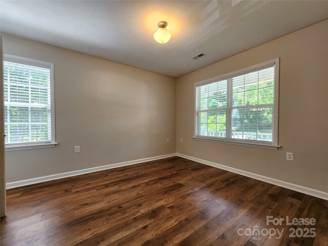 Building Photo - 1247 Forest Park Dr