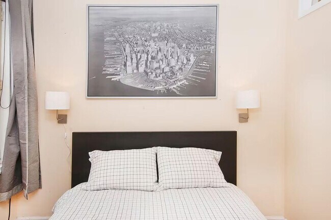 Building Photo - 236 E 80th St