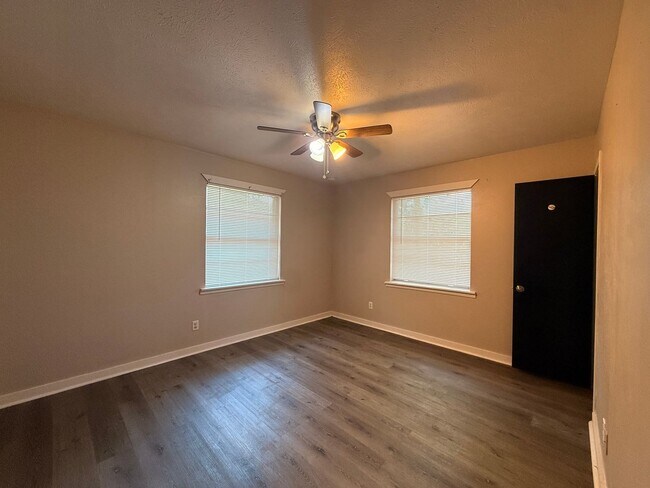 Building Photo - 810 Glencrest Ln