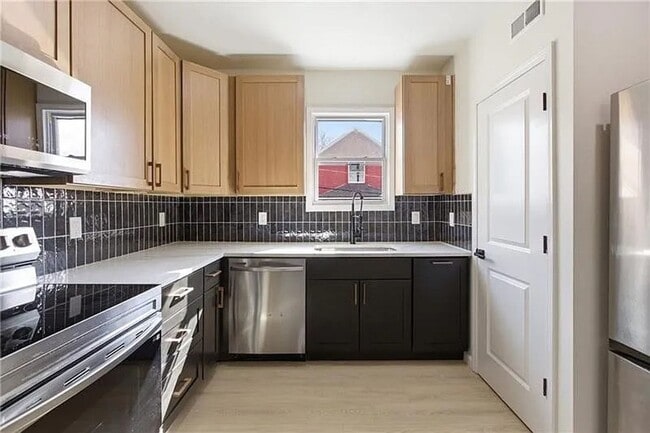 Building Photo - 4 bed 2.5 bath - stunning home, great location, must see.