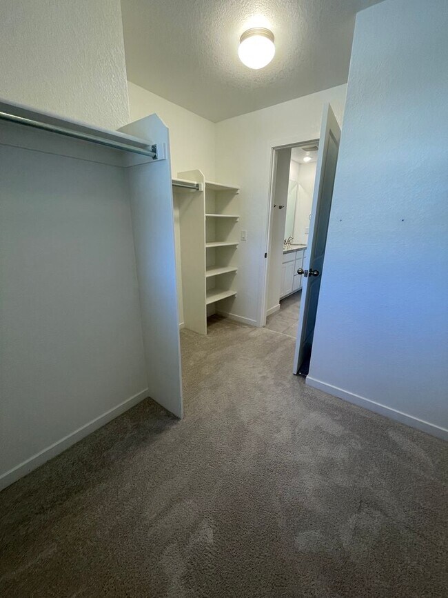 Building Photo - 3 Bedroom 2 Bath Home Available 4/1