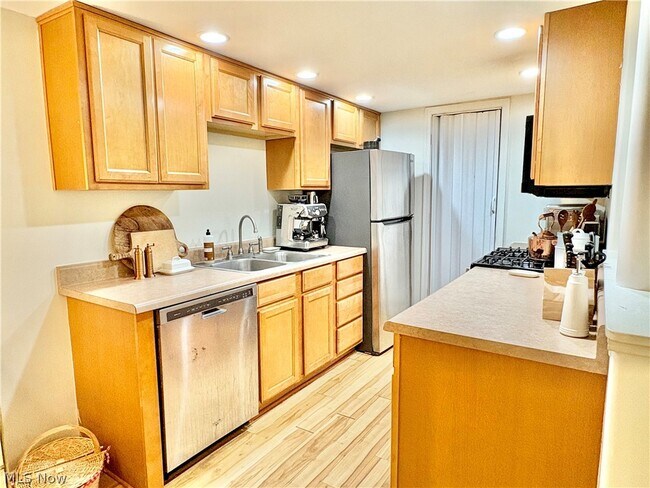 Building Photo - 6910 Carriage Hill Dr