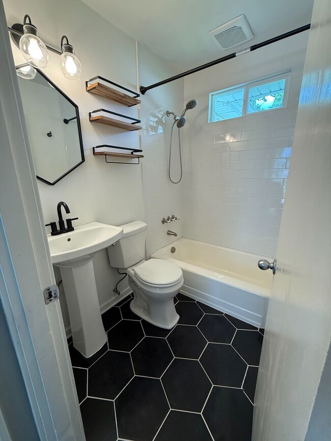 Building Photo - Charming 2 Bedroom, 1 Bath house in the he...