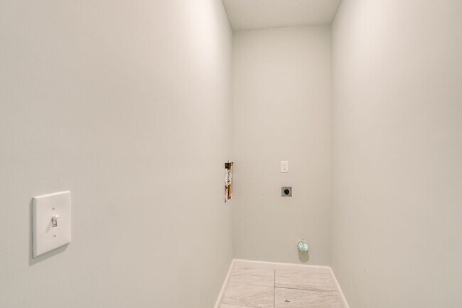 Building Photo - 1212 Rowley Ave