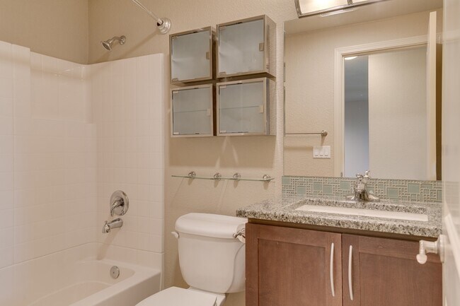 Building Photo - Beautiful 1 bed, 1 bath in Magnolia. Hardw...