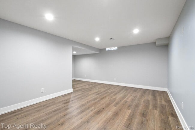 Building Photo - 38887 Country Cir