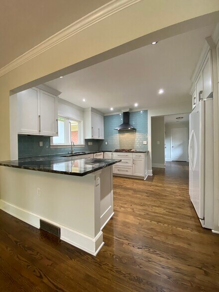 Building Photo - 627 mayview dr