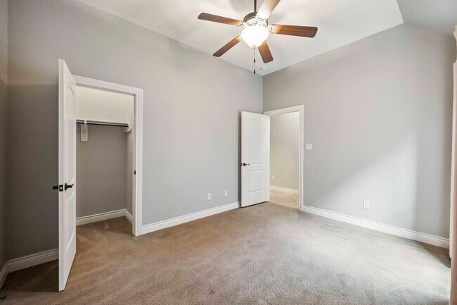 Building Photo - Beautifully maintained 4-beds, 3-bath, 3 c...