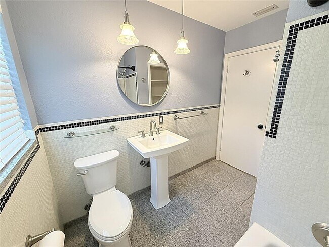 Building Photo - 105 N Aurora Ave