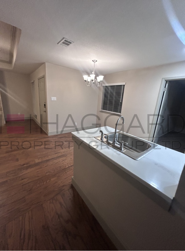 Building Photo - Newly Renovated 2 Bedroom, 2 Bath Duplex — Move-In Ready!