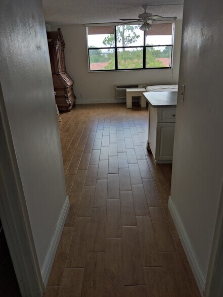 Building Photo - 2501 Riverside Dr