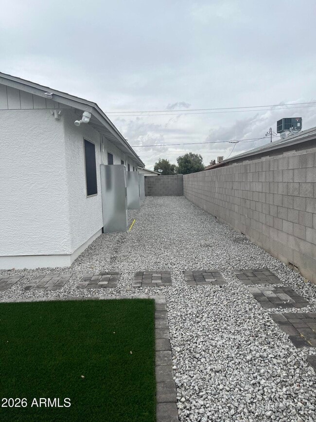 Building Photo - 2912 E Roeser Rd